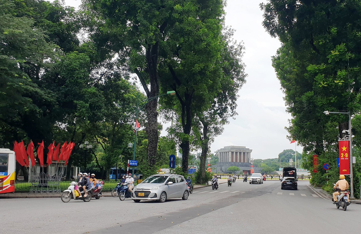 Những ngày cuối tháng 8, trên nhiều tuyến phố của Thủ đô Hà Nội bắt đầu trang hoàng rực rỡ cờ đỏ sao vàng, băng rôn, panô, áp phích... để chào mừng kỷ niệm 78 năm Cách mạng tháng Tám và Quốc khánh 2/9. (Ảnh Công Lý)