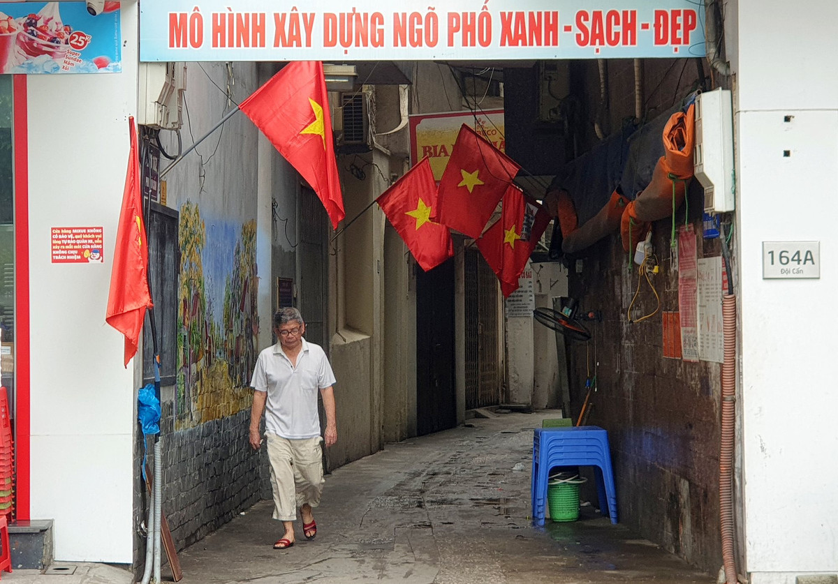 Cờ đỏ sao vàng rực rỡ trên các con ngõ, khu dân cư Đội Cấn. (Ảnh Công Lý)