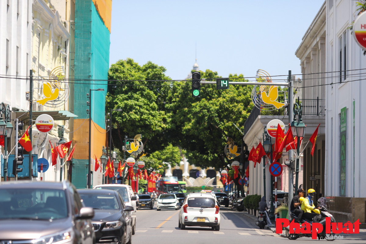 Những tuyến phố chính xung quanh các quận nội thành như Hoàn Kiếm, Ba Đình... được trang trí rực rỡ cờ hoa. (Ảnh Pháp luật Xã hội)