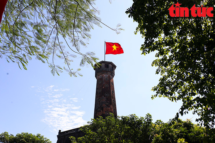 Lá cờ đỏ sao vàng tung bay trên Cột cờ Hà Nội. (Ảnh Tin tức)