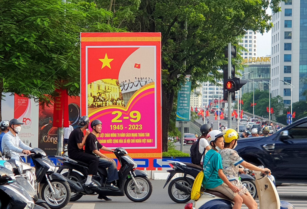 Panô, khẩu hiệu được trang trí khắp các tuyến phố Liễu Giai. (Ảnh Công Lý)