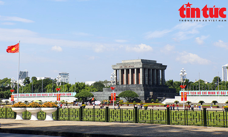 Lăng Chủ tịch Hồ Chí Minh và Quảng trường Ba Đình rực rỡ cờ hoa. (Ảnh Tin tức)