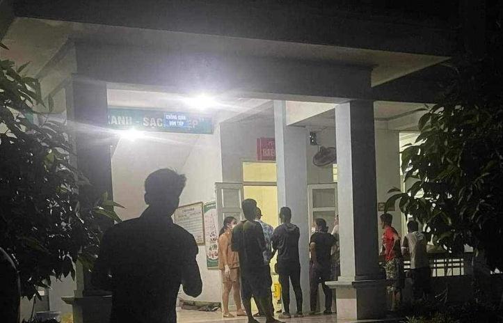 Yen Bai: Tranh cai doi dot xe may, bo dung dao dam chet con gai