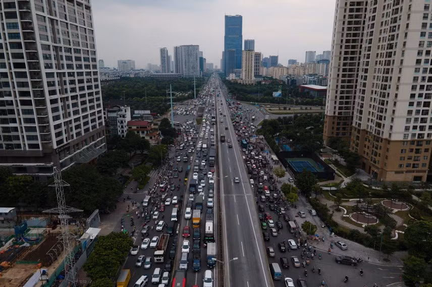 Ngày làm việc cuối cùng trước kỳ nghỉ lễ Quốc khánh 2/9, nhiều tuyến đường của Hà Nội lại lâm vào cảnh ùn tắc kéo dài. Đặc biệt, tại vành đai 3 trên cao, Nguyễn Xiển, Khuất Duy Tiến... các phương tiện chen chúc nhau để di chuyển. (Ảnh Đại Đoàn Kết)