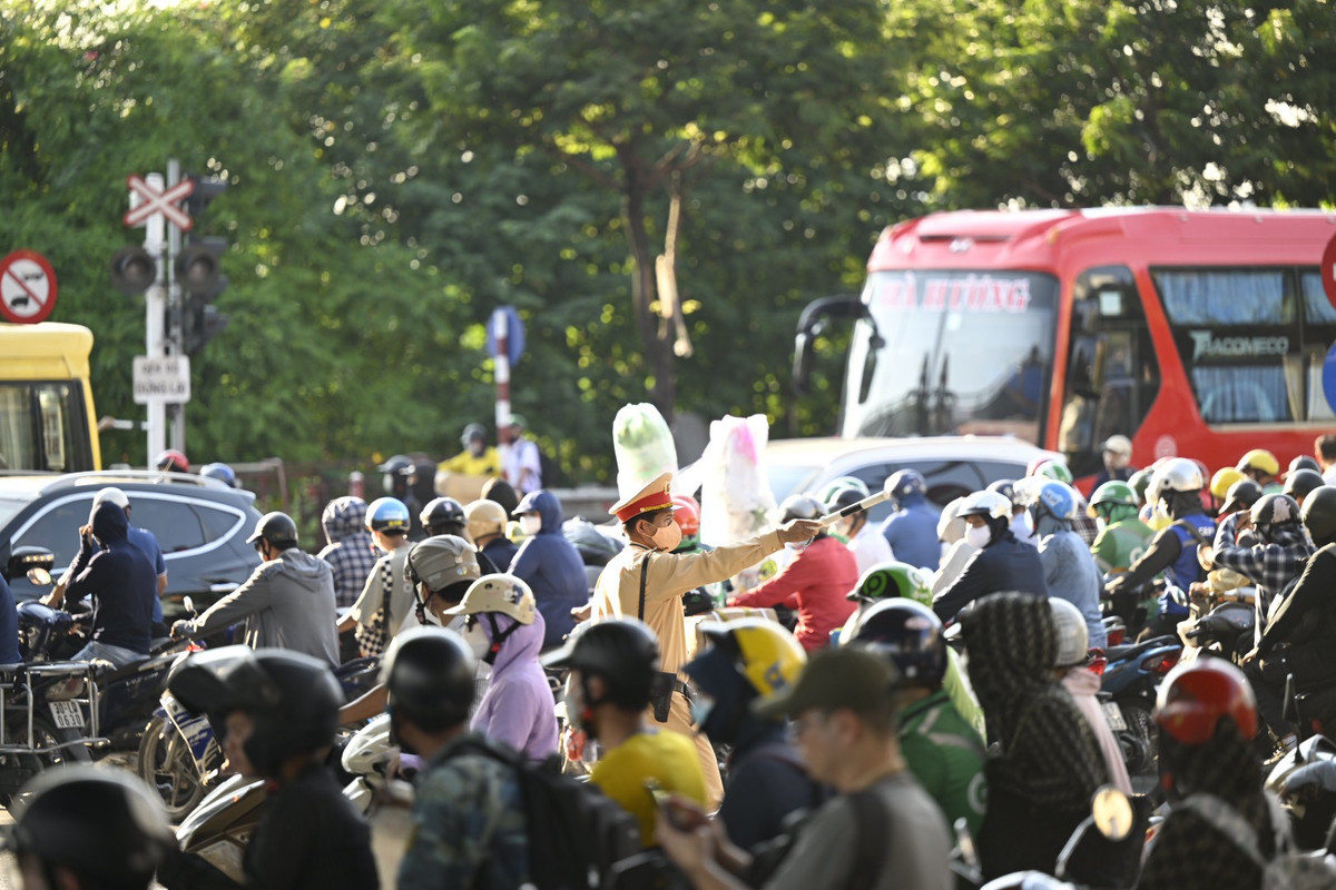 Lực lượng Cảnh sát giao thông bắt đầu căng mình để điều tiết giao thông. (Ảnh Giáo dục thời đại) 