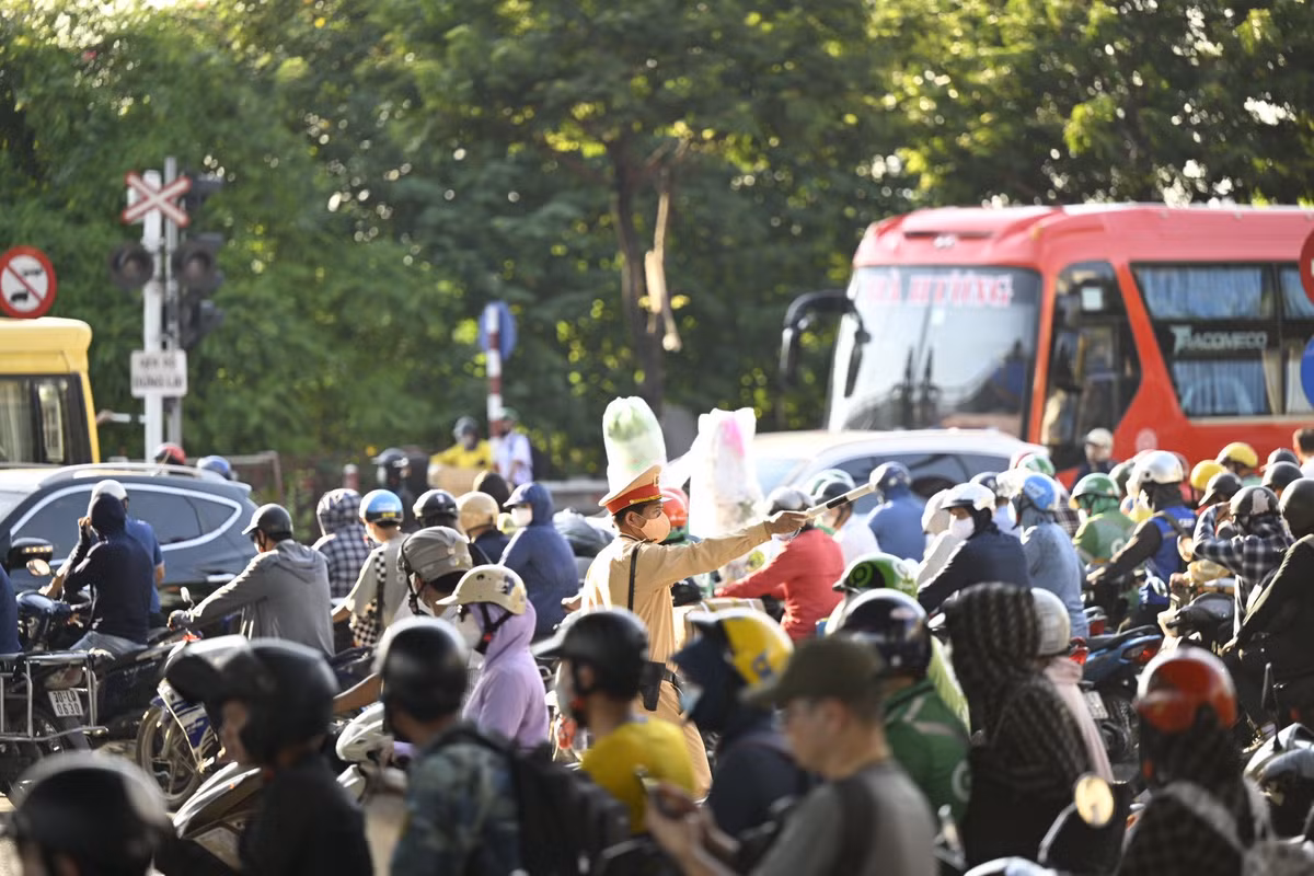 Lực lượng Cảnh sát giao thông bắt đầu căng mình để điều tiết giao thông. (Ảnh Giáo dục thời đại) 