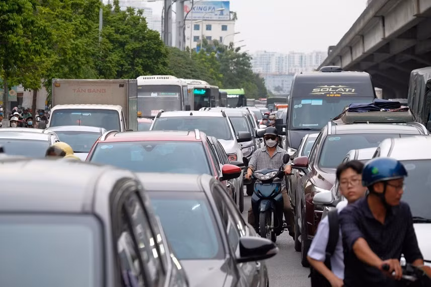 Hàng dài xe máy len lỏi để tìm lối thoát giữa các làn ô tô. (Ảnh Đại Đoàn Kết)