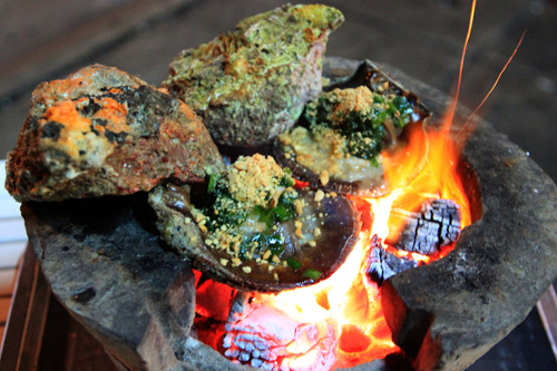 Sò cổ đại nướng bơ có bề ngoài xù xì xấu xí nhưng thịt thơm ngon, giòn và có vị ngọt mát. Tách riêng phần thịt cùi, cho vào một phần vỏ trũng. Cho khay sò vào lò nướng khoảng 5 phút. Tiếp theo đổ bơ vào chảo đun nóng chảy, cho toàn bộ tỏi vào phi thơm, cho ớt tươi/ tương ớt/ sa tế vào, hành tươi vào đảo đều. Ảnh: saoonline