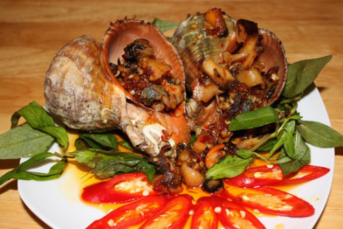 Lấy khay sò nướng ra rồi rưới hỗn hợp bơ tỏi ớt vào phần thịt sò. Cho vào lò nướng thêm 2 – 5 phút nữa là được. Thịt sò có màu vàng và hơi săn ở bề mặt, bên trong thịt trắng và mềm ngọt, có mùi thơm đặc trưng. Ảnh: haisanso1