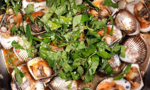 Phi thơm tỏi rồi cho sò vào xào chín, thêm ớt sa tế, xào nhanh tay lửa lớn để sò không bị dai. Nêm mắm, muối, hạt nêm vừa ăn rồi cho rau răm vào. Món ăn đậm đà, hấp dẫn với vị thơm của rau răm, vị cay của sa tế. Ảnh: saigonamthuc