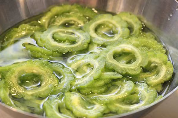 Mướp đắng làm men gan tăng cao. Hợp chất trong mướp đắng có khả năng làm tăng men gan. Hạt mướp đắng chứa một chất tên vicine, là một độc tố có khả năng gây ngộ độc tầm đậu (favism), một hội chứng cấp tính gồm nhức đầu, đau thắt bụng và hôn mê. 