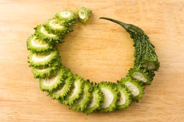 Đối với một số người, mướp đắng thực sự nguy hiểm. Với phụ nữ mang thai không nên dùng mướp đắng vì khả năng sẩy thai là rất cao. Với trẻ em cũng vậy, lớp vỏ bọc ngoài hạt rất độc hại, có thể gây tiêu chảy, ói mửa và tử vong.