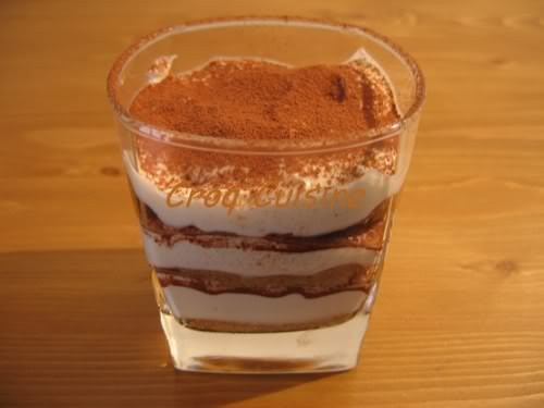 Bánh Tiramisu là món bánh tráng miệng nổi tiếng của Ý. Bánh có sự hòa quyện ngọt ngào giữa vị béo ngậy của trứng và kem phô mai, vị đắng của cà phê và một chút rượu rum chát nhẹ. Tiramisu có nhiều lớp chồng lên nhau, được để trong những chiếc cốc thủy tinh. Ảnh: naungon