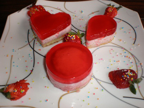 Bánh mousse đang dần dần thay thế bánh gato để trở thành loại bánh sinh nhật được nhiều bạn trẻ ưa thích. Bánh có phần đế mỏng bên dưới, phần mousse mượt mà và lớp thạch mỏng dai dai ở trên cùng. Bánh mousse mát lịm và có vị chua thanh của hoa quả nên rất hợp với mùa hè. Ảnh: kokotaru