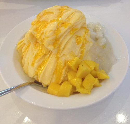 Kem tuyết là món tráng miệng nổi tiếng tại nhiều nước châu Á như Nhật Bản, Hồng Kông, Singapore, Đài Loan…Món kem được bào mỏng thành từng lớp mịn màng, nhẹ như bông, kết hợp với nhiều hương vị hấp dẫn theo các loại trái cây từng mùa, kem trà xanh, kem café,.. Ảnh: muabangiatot