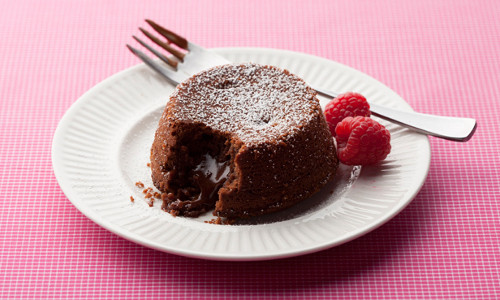 Molten Lava cake là loại bánh chocolate mềm mại thơm lừng, với nhân chocolate ganache bên trong. Khi xắn một miếng sẽ thấy dòng chocolate nâu bóng mềm mượt phun trào như nham thạch nóng bỏng. Đây chính là điều làm nên sự quyến rũ của chiếc bánh này. Ảnh: foodnetwork