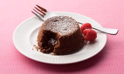 Molten Lava cake là loại bánh chocolate mềm mại thơm lừng, với nhân chocolate ganache bên trong. Khi xắn một miếng sẽ thấy dòng chocolate nâu bóng mềm mượt phun trào như nham thạch nóng bỏng. Đây chính là điều làm nên sự quyến rũ của chiếc bánh này. Ảnh: foodnetwork