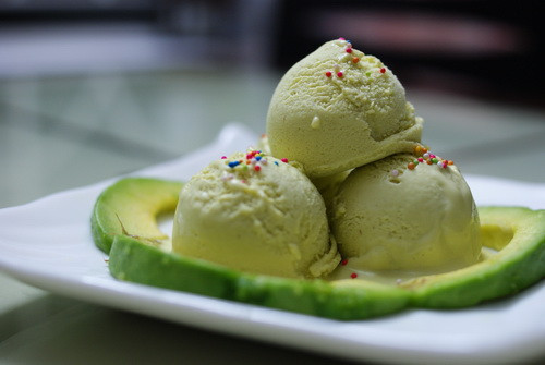 Kem quả bơ là món tráng miệng của Thái đốn gục trái tim nhiều bạn trẻ Hà thành. Kem được làm với nguyên liệu chính là quả bơ tươi. Kem quả bơ mang đến sự béo ngậy của bơ, được đặt xinh xắn trong một trái dừa ăn kèm ngô, lạc, dừa nạo, dừa sấy...Ảnh: nongsanngon