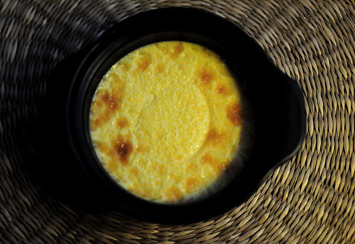 Kem nướng cũng là món kem lạnh với một lớp đường phía trên, nhưng trước khi ăn kem được nướng nóng, lớp đường chảy ra phủ một màu cánh gián hấp dẫn trên kem. Kem nướng màu sắc giống món caramen, được làm bởi trứng đường sữa, thêm chút ngậy của kem tươi. Sự kết hợp của kem caramen ngon ngậy lạnh bên dưới cùng lớp đường cháy nóng đậm đà bên trên tạo nên sự hấp dẫn cho món ăn. Ảnh: tinmoitruong