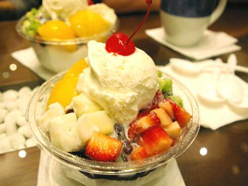 Patbingsu là món hoa quả dầm kiểu Hàn Quốc, còn được gọi với tên là đá bào xứ củ sâm. Thành phần chính của món này là đá bào trộn cùng kem, hoa quả, sữa và rưới siro lên trên. Ảnh: doimon