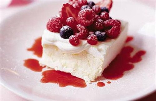 Pavlova là một sự sáng tạo độc đáo của nghệ thuật ẩm thực. Pavlova không làm từ bột mì mà được làm từ lòng trắng trứng đánh bông cùng đường với nhân là mashmallow bông xốp dẻo ngọt. Thành phần đặc biệt này tạo nên một chiếc bánh nhẹ vô cùng, mềm mại, bông xốp, hấp dẫn, tan ngay khi chạm đầu lưỡi. Ảnh: dolambanh