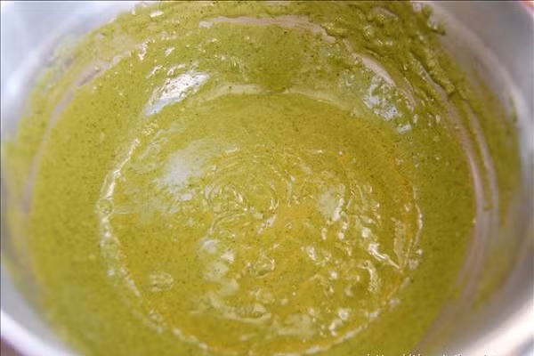 Tiếp theo, bạn rắc hỗn hợp bột trà xanh, bột mì vào, trộn đều tay để bột không bị vón cục.(Ảnh:thegioibanh.com)