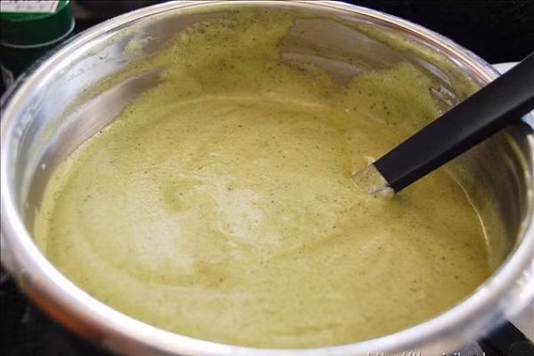 Sau khi trộn hết lòng trắng, đổ hỗn hợp bột vào khuôn (nếu là khuôn đế rời thì không cần phải quết bơ hay lót giấy). Bật lò nướng lên trước 3-5 phút, sau đó cho bánh vào nướng ở 150 độ C trong 30-40 phút để bánh chín đều, mềm xốp. (Ảnh:thegioibanh.com)