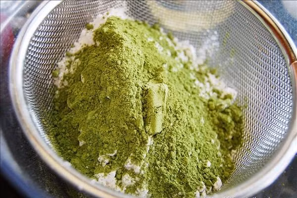 Nguyên liệu : Trứng, dầu ăn, sữa tươi không đường, bột mỳ, đường, muối, nước cốt chanh, bột trà xanh và kem topping. (Ảnh:thegioibanh.com)