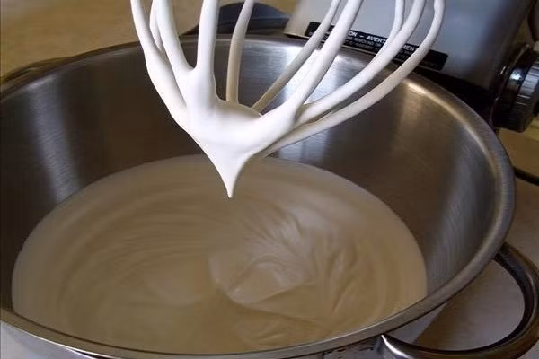 Trong khi chờ bánh chín, bạn đánh bông kem topping để trang trí. (Ảnh:internet)