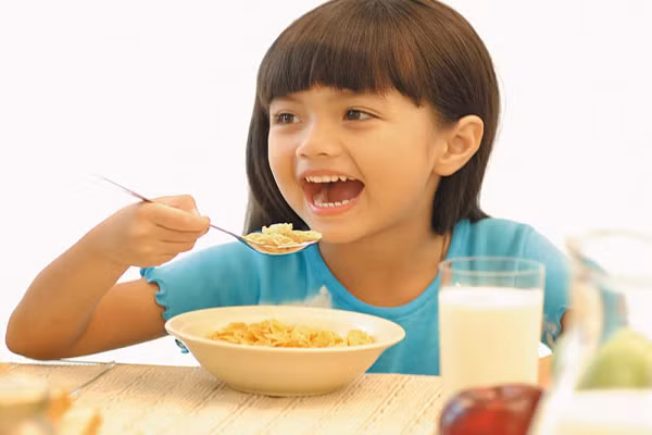 2. Không bỏ bữa sáng. Thói quen ăn bữa sáng từ lúc còn nhỏ sẽ giúp cho trẻ em có thói quen tốt trong cuộc sống bận rộn sau này. Dạy bé rằng, bữa sáng ít chất béo sẽ kích thích bộ não và năng lượng, giúp cân nặng ở mức hạn định và đẩy xa các bệnh mãn tính.