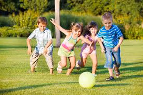 3. Hoạt động thể chất. Không phải tất cả mọi trẻ em đều yêu thích thể dục. Nếu trẻ không yêu thích thể thao, hãy tìm mọi cách để con tham gia các hoạt động như bơi lội hay thể dục dụng cụ. Cha mẹ có thể ràng buộc trẻ bằng một phần thưởng nào đó yêu cầu trẻ tập luyện.