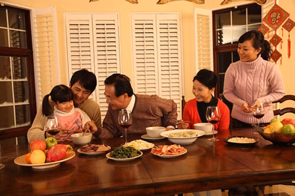 6. Ăn tối cùng gia đình. Với một lịch trình bận rộn của các thành viên trong gia đình, rất khó để tìm ra thời gian ăn tối cùng nhau. Ít ai biết rằng, trẻ ăn tối cùng gia đình sẽ mạnh mẽ hơn, được bổ sung dinh dưỡng đa dạng hơn và chúng ít có khả năng béo phì hoặc thừa cân. Thậm chí tỷ lệ trẻ lạm dụng rượu và ma túy cũng thấp hơn những trẻ ăn lệch bữa với gia đình.