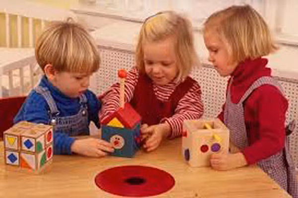 7. Dành thời gian với bạn bè. Tình bạn rất quan trọng cho sự phát triển lành mạnh của bé ở độ tuổi đi học. Chơi cùng bạn bè sẽ tạo cơ hội cho trẻ em có kỹ năng giao tiếp, hợp tác và giải quyết vấn đề trong tương lai.