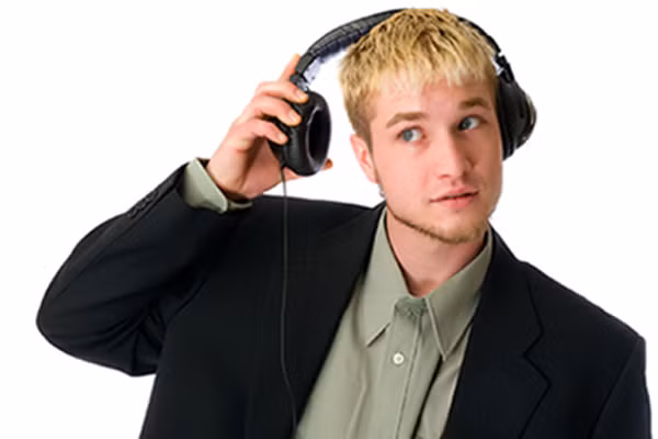 WHO đang tư vấn mọi người nên dùng nút tai nghe loại bỏ tiếng ồn khi đến các địa điểm ồn ào đông đúc và đứng cách xa loa thùng. Nếu bạn nghe nhạc trên 85 decibel thì có nghĩa bạn đang phải nằm ngủ bên cạnh một cái búa khoan xi măng. Mức độ tiếng ồn trên 85 decibel được coi là có hại cho tai người. Nghe 20 giờ âm thanh với 85 decibel trong một thời gian ngắn thì đôi tai của bạn sẽ bị hủy hoại nhanh chóng.