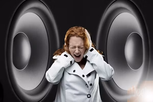 Vì vậy, tất cả mọi người, nhất là tầng lớp thanh thiếu niên cần nhận thức được sự nguy hiểm này. Hãy vặn nhỏ tai nghe lại, hạn chế hết mức tối đa đeo tai nghe liền tù tì hàng giờ đồng hồ. Hãy cho phép các tế bào lông được nghỉ ngơi và tự sửa chữa những tổn thương thì thính lực của bạn mới được thông suốt lâu dài.