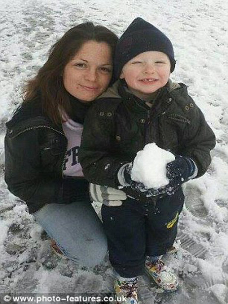 Các bác sỹ đã loại bỏ hết xương gò má và vòm miệng của Lisa, sau đó sử dụng mô ở đùi để làm lại khuôn mặt cho cô. Kết quả thành công mỹ mãn, Lisa đã đẩy lùi được ung thư và còn lấy lại được khuôn mặt xinh đẹp như xưa của mình.