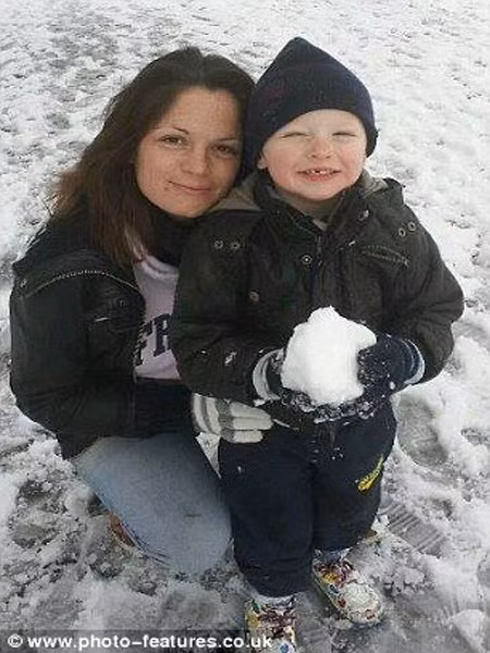 Các bác sỹ đã loại bỏ hết xương gò má và vòm miệng của Lisa, sau đó sử dụng mô ở đùi để làm lại khuôn mặt cho cô. Kết quả thành công mỹ mãn, Lisa đã đẩy lùi được ung thư và còn lấy lại được khuôn mặt xinh đẹp như xưa của mình.