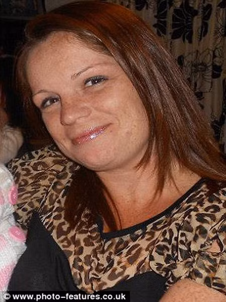 Cô Lisa đã bị ung thư biểu mô nang VA của vòm miệng cứng, một dạng hiếm của ung thư miệng, khối u ẩn dưới mũi và má đã khiến khuôn mặt cô biến dạng. Song Lisa cho biết, cô từng có thời gian hút thuốc và sợ, đây là một trong những nguyên nhân gây ung thư miệng.