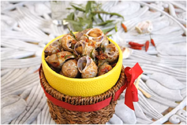 Món ốc hương xào tỏi ớt lá chanh là một món ăn rất ngon của ẩm thực Việt Nam. Thịt ốc hương giòn, ngọt được xào cùng với tỏi, ớt và lá chanh dậy mùi thơm khó cưỡng. Mùi thơm của lá chanh và cay nồng của ớt, vừa ăn vừa xuýt xoa mới cảm nhận hết được hương vị của món ăn. Hãy vào bếp trổ tài làm món ốc hương xào tỏi ớt để chiêu đãi cả nhà nhé. (Ảnh:toinayangi.vn) 