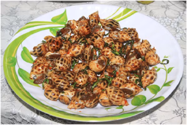 Món ăn lạ miệng với hương thơm thoang thoảng của lá chanh, thịt ốc hương giòn ngọt thấm đẫm trong vị cay nồng của nước mắm tỏi ớt thật hấp dẫn. (Ảnh:sotaynauan.com)