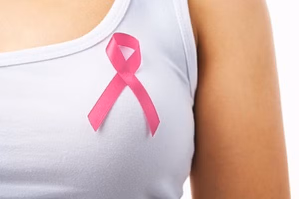 Ung thư vú. Là loại ung thư chiếm tới 35% trong các bệnh ung thư ở nữ. Nếu phát hiện ở giai đoạn đầu, tỷ lệ khỏi bệnh là 100%, các giai đoạn sau, tỷ lệ này giảm dần. Không nên chủ quan với những dấu hiệu lạ vùng ngực, vì rất có thể bạn đã bị mắc bệnh ung thư vú. Rất may là, bênh ung thư vú có thể phát hiện bằng việc kiểm tra tại nhà.