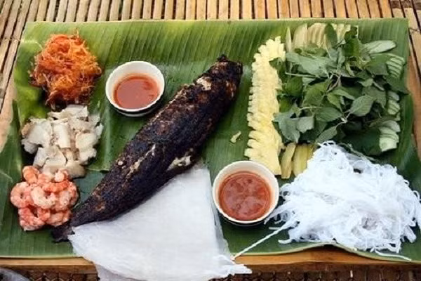 Ở đồng bằng sông Cửu Long, cá lóc nướng trui thường ăn với nước mắm me, kèm bún, tôm, thịt luộc và chút rau củ tươi rất ngon. Có dịp đến miền Tây sông nước bạn không nên bỏ qua cơ hội thưởng thức món cá lóc chổng ngược này để cảm nhận hết được hương vị thơm ngon độc đáo mà món ăn này mang lại. (Ảnh: amthuc365.vn)