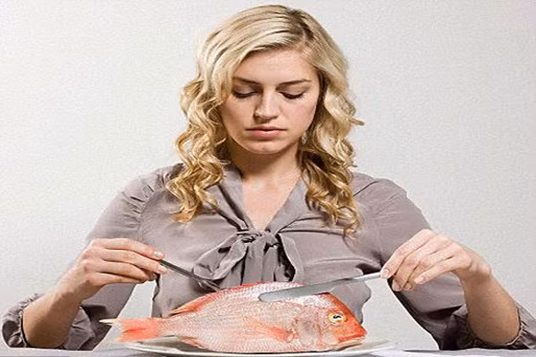 Đầu tiên, cơ thể sẽ cố gắng để giết chết sán bằng cách sản xuất các gốc oxy tự do. Sán giảm miễn dịch chủ yếu từ các cuộc tấn công của các gốc tự do này. Tuy nhiên, các gốc tự do tăng trở lại, nhập vào các tế bào gan của cơ thể, và biến đổi DNA của con người.