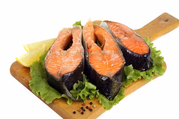 Có một số loại cá có nguy cơ cao gây sán lá gan cho người, đó là cá cóc đậm (tên khoa học Cyclocheilichthys apogon), cá cóc (Cyclochelichthys enoplos), cá ba kỳ trắng (Cyclocheilichthys repasson, thuộc họ cá chép), cá rầm đất (Puntius brevis), cá ngựa chấm (Hampala dispar), cá he vàng (Barbonymus altus) và cá linh thùy (Cirrhinus lobatus). Nghiên cứu này được 2 chuyên gia Nhật phối hợp thực hiện cùng Trung tâm phòng chống côn trùng, ký sinh trùng và sốt rét của Campuchia thực hiện.