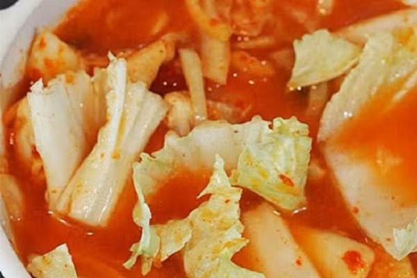 Sau đó cho cải thảo vào nồi canh, thêm chút gia vị mắm, hạt nêm, có thể cho thêm chút đường để canh không bị cứng. Nếm thấy có đủ vị chua, cay, mặn, ngọt là được. (Ảnh:toinayangi.com)