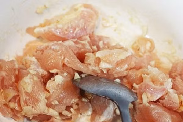 Cho thịt vào nồi, đảo cho tái, nêm thêm 1 thìa hạt nêm cho đằm vị để thịt ngấm đều gia vị. (Ảnh: toinayangi.com) 