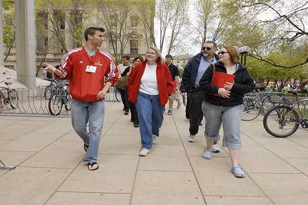 Những tác hại của ngồi nhiều trong ngày không thể đảo ngược lại bằng việc tập thể dục. Do vậy, với nghề hướng dẫn viên nay đây mai đó, luôn luôn di chuyển nhiều cũng lý giải cho việc sống lâu hơn các nghành nghề khác.