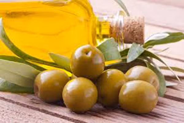 Ngoài ra, chất béo dinh dưỡng có thể cung cấp gấp đôi năng lượng calo như carbs, 9 calo mỗi gram so với 4 calo mỗi gram. Vì vậy, nó không chỉ duy trì năng lượng dài lâu mà còn khiến bạn chỉ cần ăn ít là đã đủ năng lượng. Mỗi ngày ăn một nắm quả óc chó, thưởng thức một miếng cá hồi nấu chín với một ít dầu ô liu, bơ và thêm một ít dầu dừa vào buổi sáng sẽ rất tốt cho sức khỏe của bạn. 