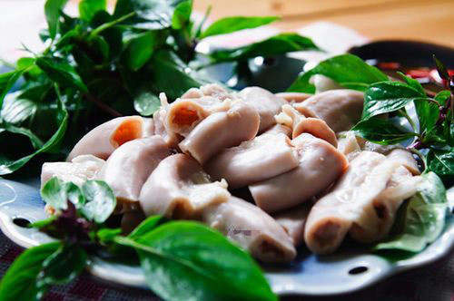 Lòng heo phải được sơ chế kĩ, hấp trong nồi với gừng, riềng cho vừa chín, giòn, ngọt. Để lòng và thịt được ngon, sau khi vớt khỏi nồi nước sôi, người ta thả ngay vào thau nước đá, cái lạnh của đá làm cho bề mặt miếng thịt se lại, giữ độ ngọt và làm miếng thịt, miếng lòng vừa trắng vừa giòn. Ảnh: vaas