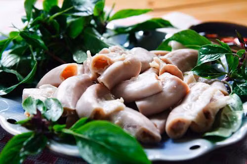 Lòng heo phải được sơ chế kĩ, hấp trong nồi với gừng, riềng cho vừa chín, giòn, ngọt. Để lòng và thịt được ngon, sau khi vớt khỏi nồi nước sôi, người ta thả ngay vào thau nước đá, cái lạnh của đá làm cho bề mặt miếng thịt se lại, giữ độ ngọt và làm miếng thịt, miếng lòng vừa trắng vừa giòn. Ảnh: vaas